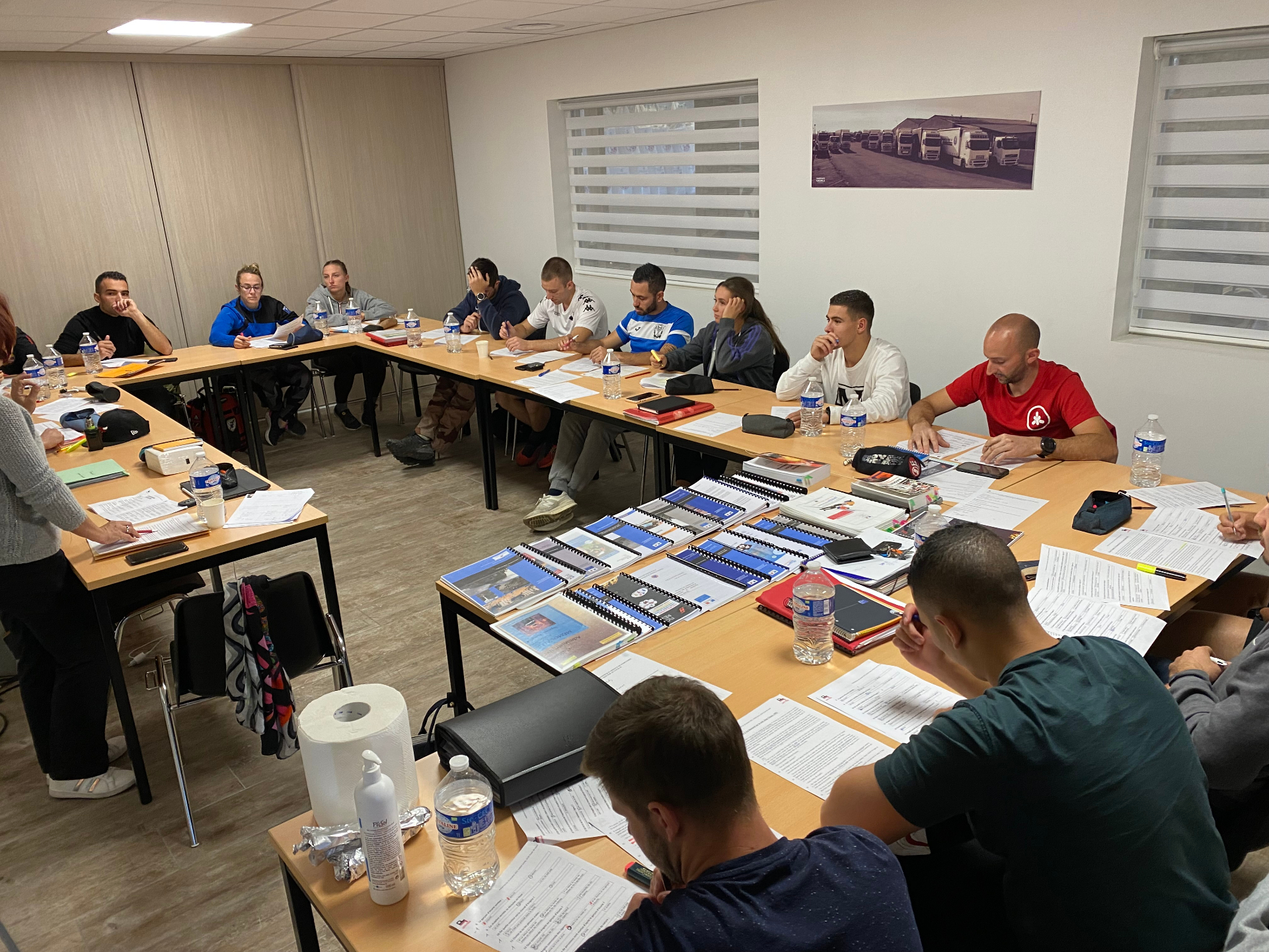 Session de travail écrit en salle avec supports LP Academy